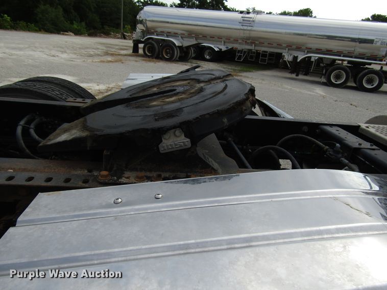 image for item DG1366 2010 International 8600 semi truck