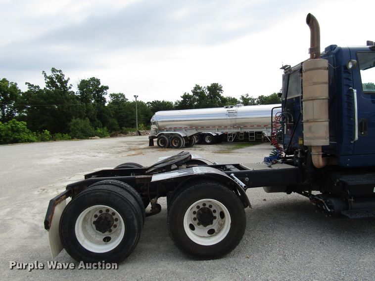 image for item DG1366 2010 International 8600 semi truck