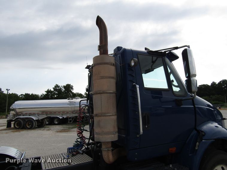 image for item DG1366 2010 International 8600 semi truck