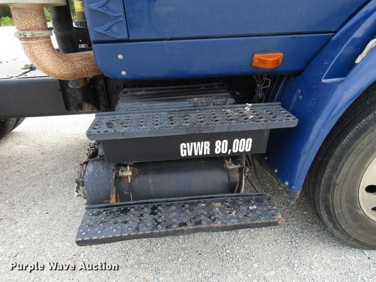 image for item DG1366 2010 International 8600 semi truck