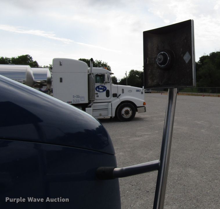 image for item DG1366 2010 International 8600 semi truck