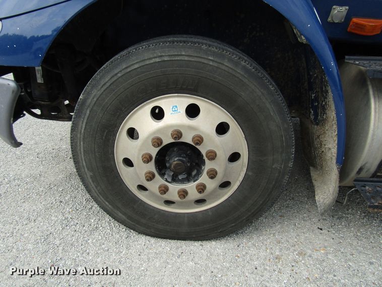 image for item DG1366 2010 International 8600 semi truck