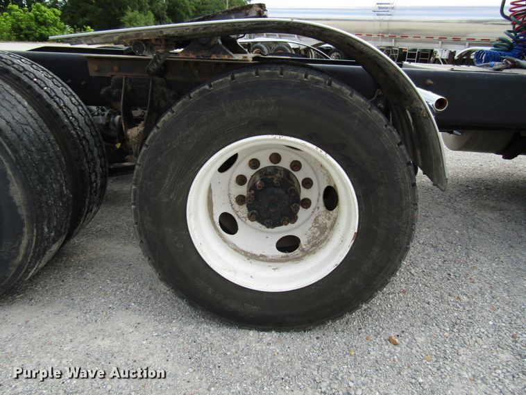 image for item DG1366 2010 International 8600 semi truck