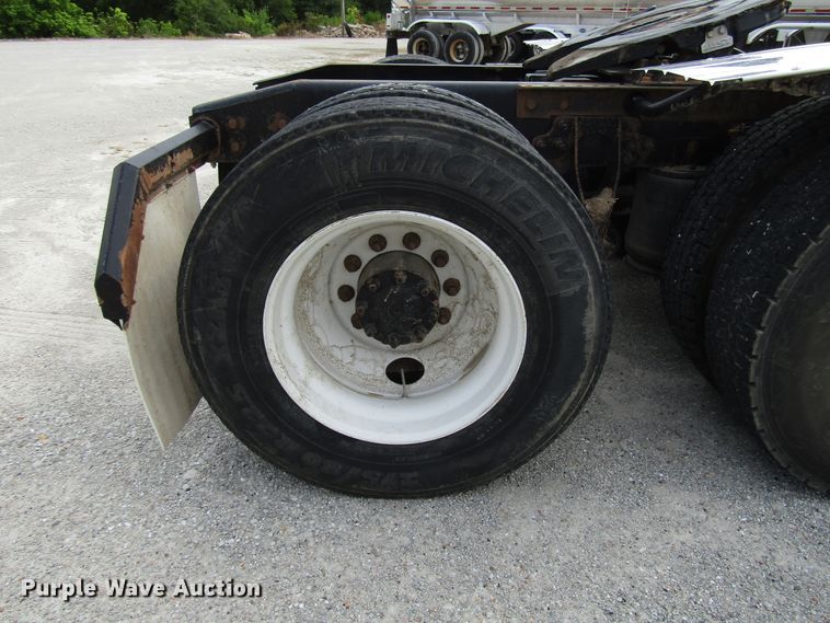 image for item DG1366 2010 International 8600 semi truck