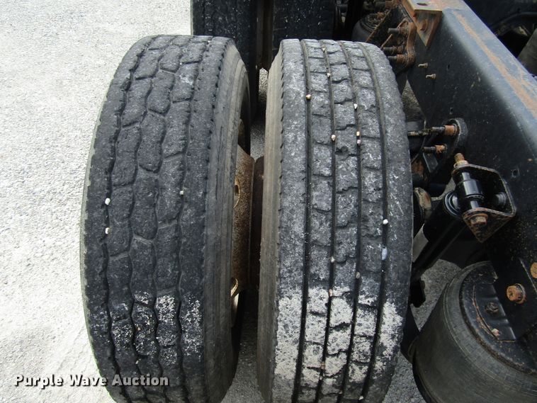 image for item DG1366 2010 International 8600 semi truck