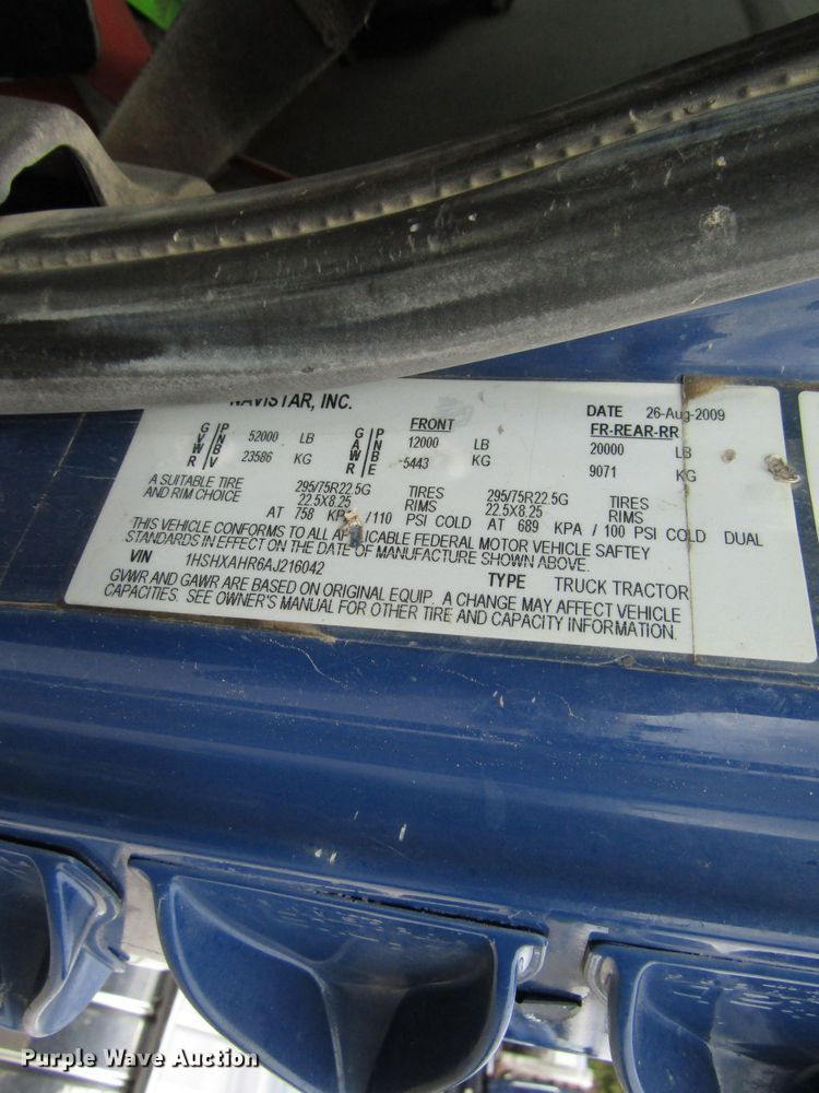 image for item DG1366 2010 International 8600 semi truck