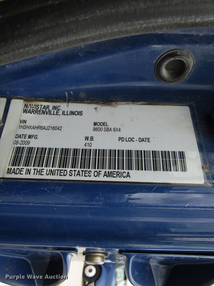 image for item DG1366 2010 International 8600 semi truck