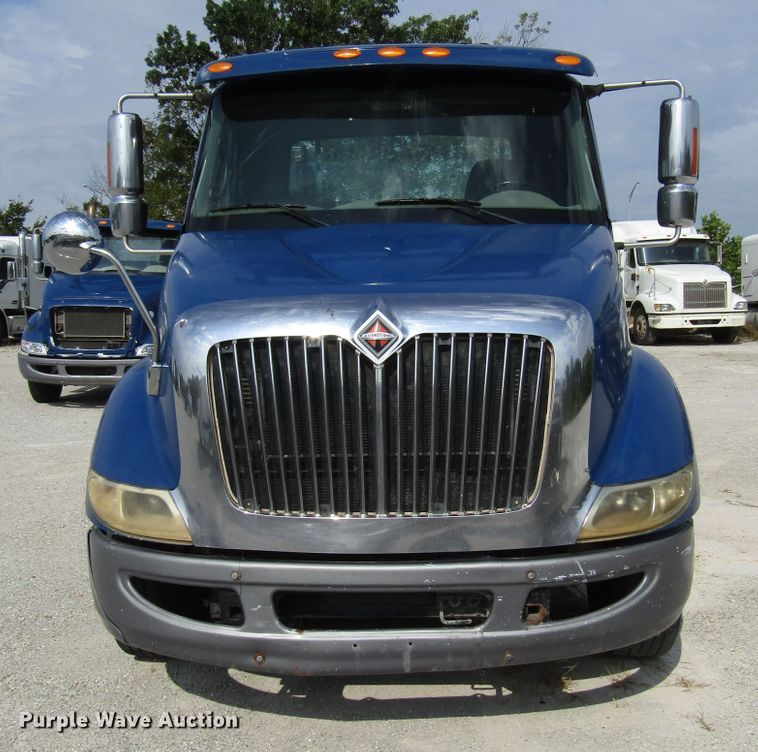 image for item DG1367 2010 International 8600 semi truck