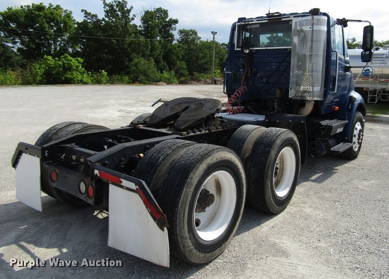 image for item DG1367 2010 International 8600 semi truck