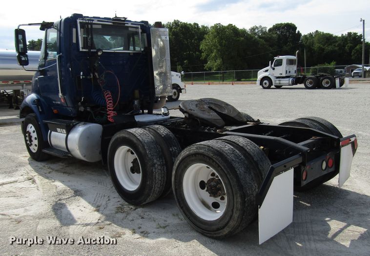 image for item DG1367 2010 International 8600 semi truck