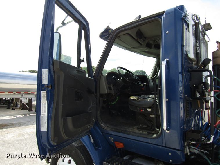 image for item DG1367 2010 International 8600 semi truck