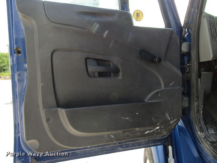 image for item DG1367 2010 International 8600 semi truck