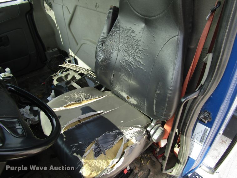 image for item DG1367 2010 International 8600 semi truck