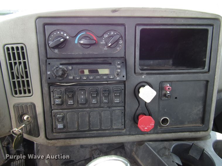 image for item DG1367 2010 International 8600 semi truck