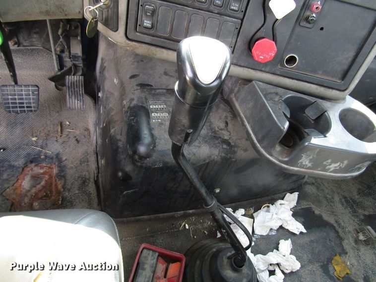 image for item DG1367 2010 International 8600 semi truck