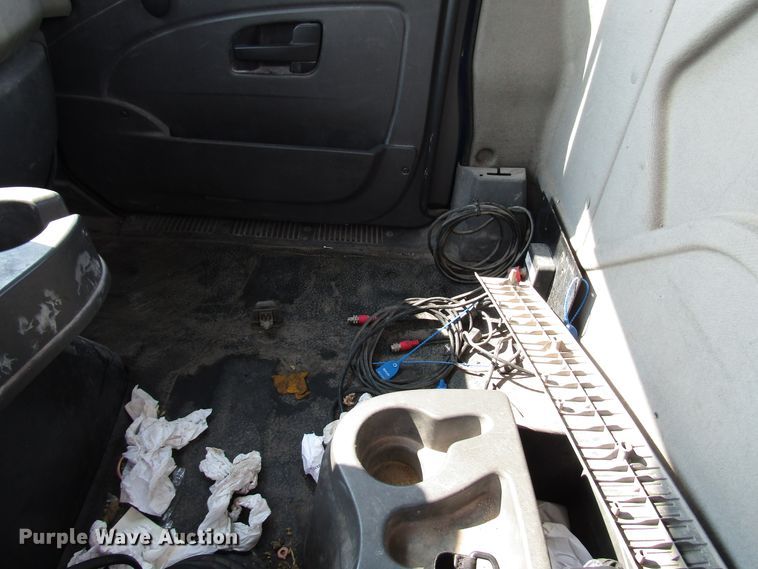 image for item DG1367 2010 International 8600 semi truck