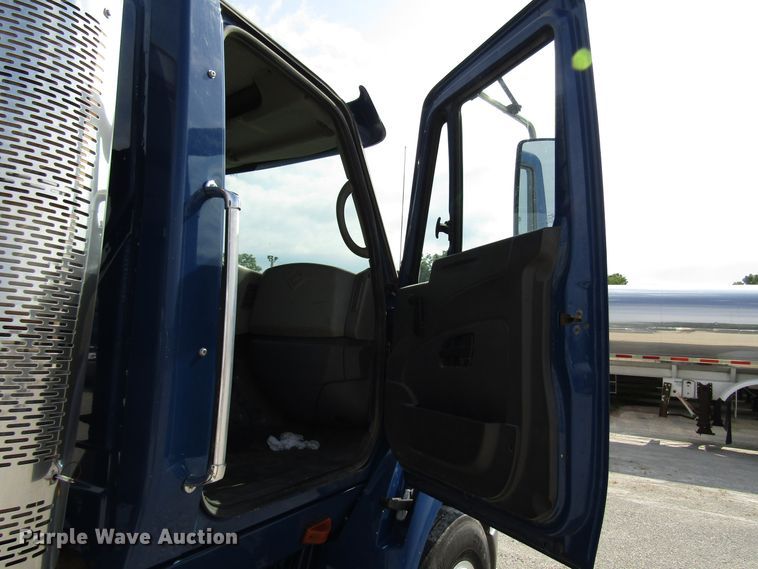 image for item DG1367 2010 International 8600 semi truck