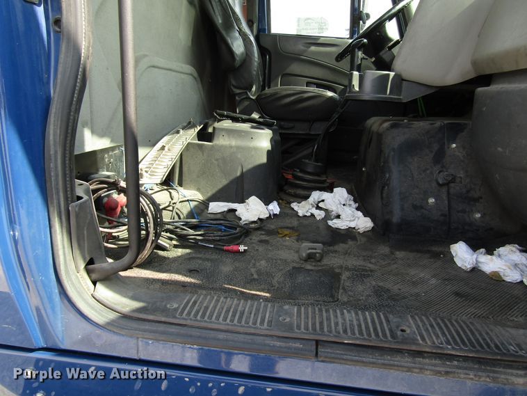 image for item DG1367 2010 International 8600 semi truck