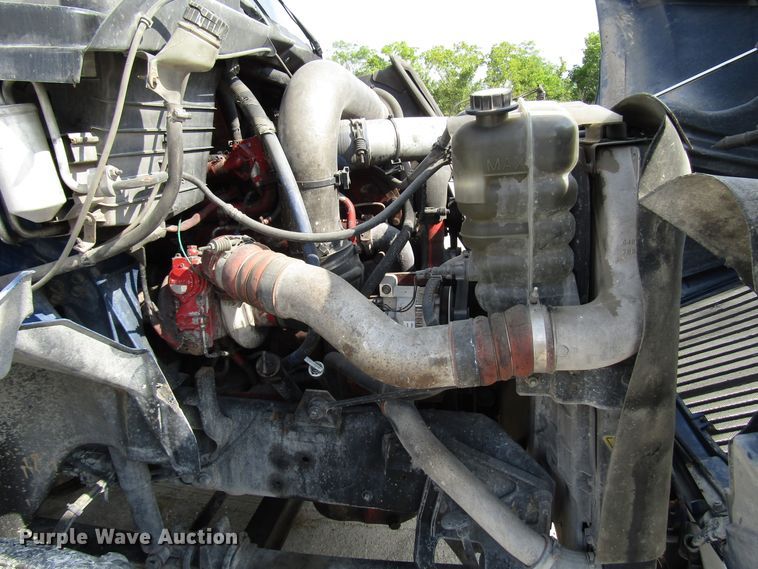 image for item DG1367 2010 International 8600 semi truck