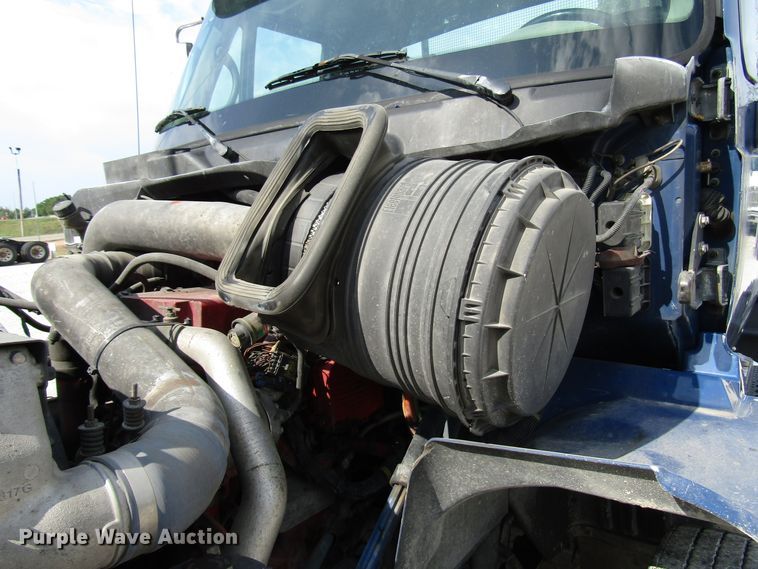 image for item DG1367 2010 International 8600 semi truck