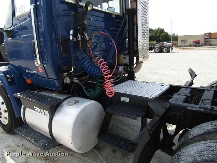 image for item DG1367 2010 International 8600 semi truck