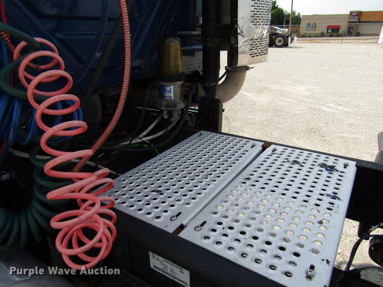 image for item DG1367 2010 International 8600 semi truck