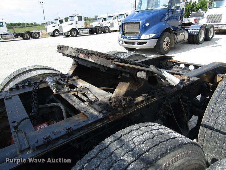image for item DG1367 2010 International 8600 semi truck