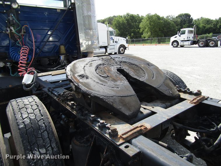 image for item DG1367 2010 International 8600 semi truck