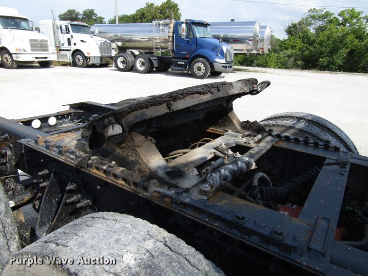 image for item DG1367 2010 International 8600 semi truck