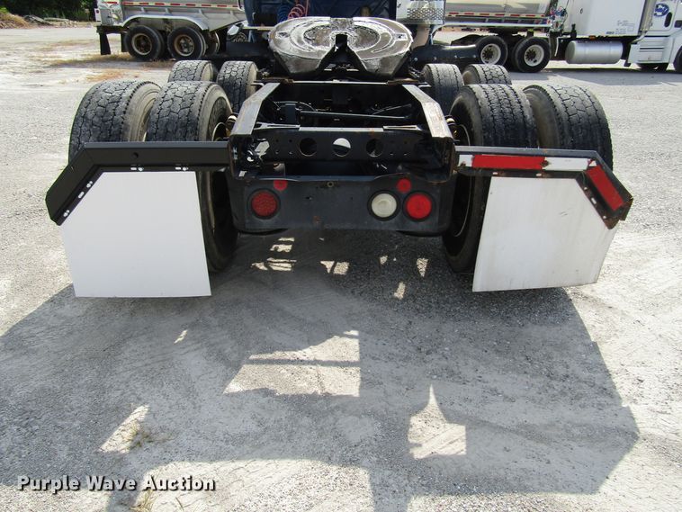 image for item DG1367 2010 International 8600 semi truck