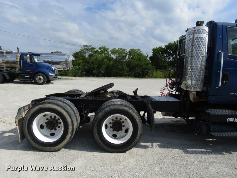 image for item DG1367 2010 International 8600 semi truck