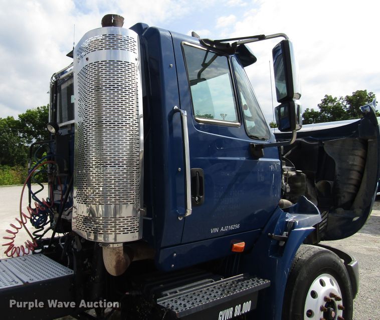 image for item DG1367 2010 International 8600 semi truck