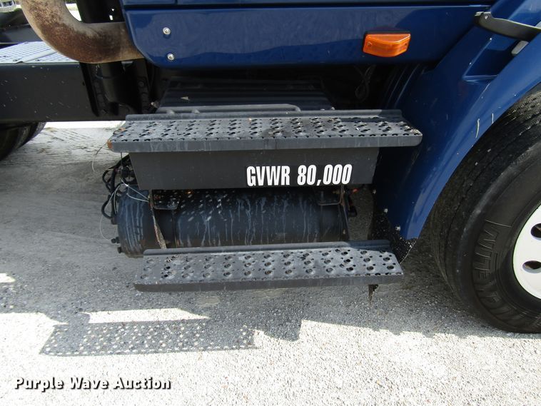 image for item DG1367 2010 International 8600 semi truck