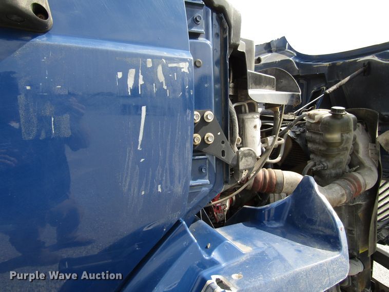 image for item DG1367 2010 International 8600 semi truck