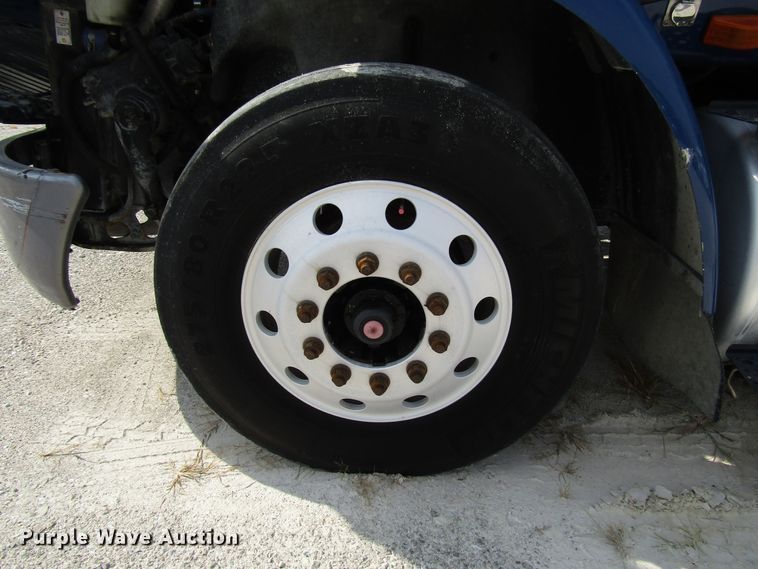 image for item DG1367 2010 International 8600 semi truck