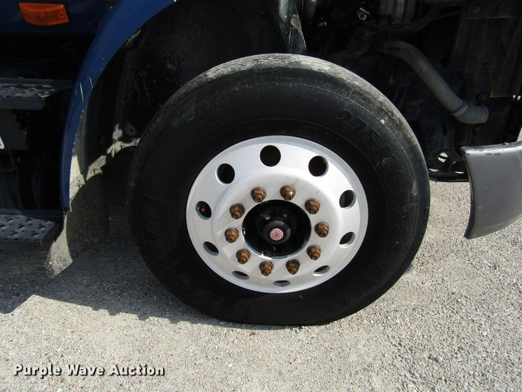 image for item DG1367 2010 International 8600 semi truck