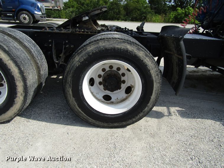 image for item DG1367 2010 International 8600 semi truck