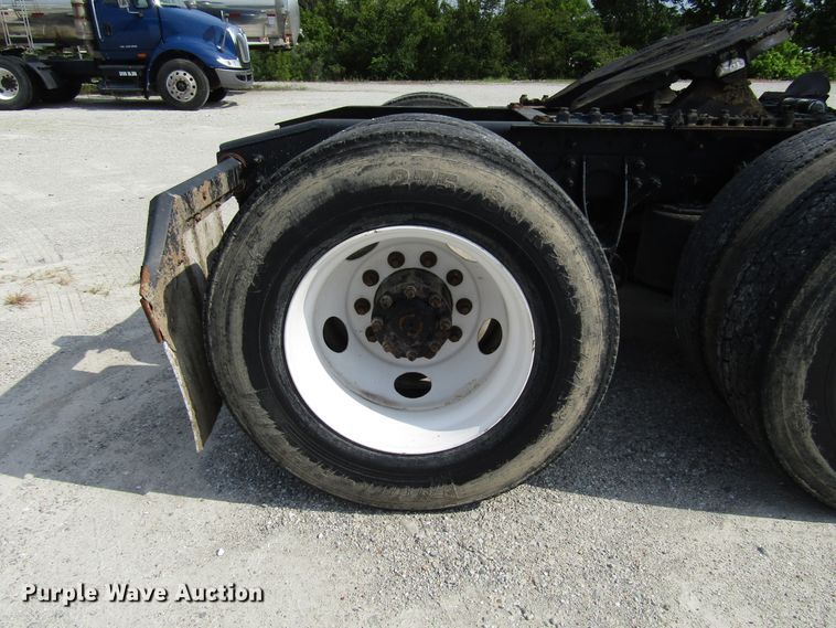 image for item DG1367 2010 International 8600 semi truck