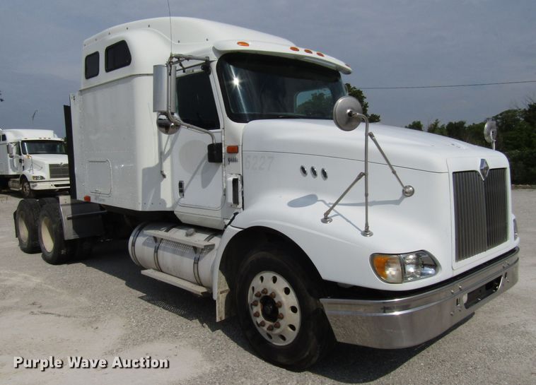 image for item DG1368 2007 International 9400i semi truck