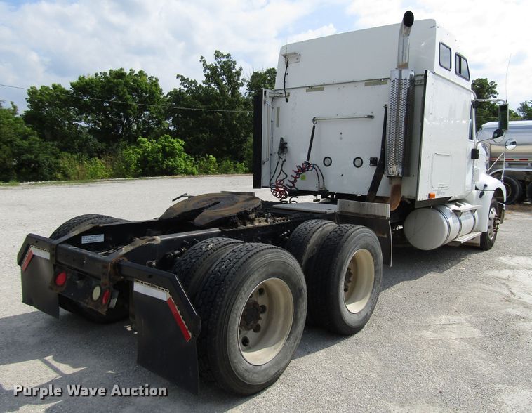 image for item DG1368 2007 International 9400i semi truck