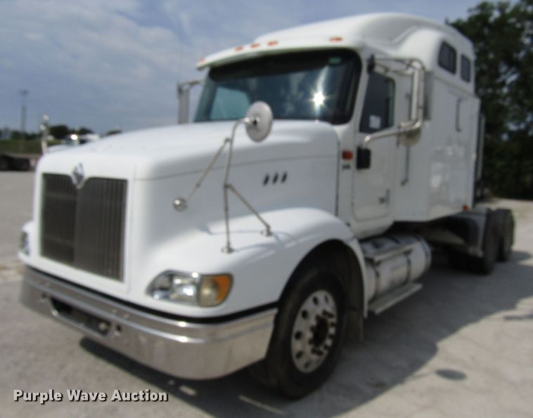 image for item DG1368 2007 International 9400i semi truck