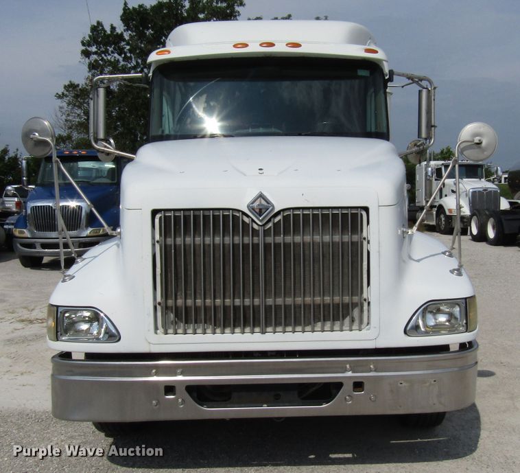 image for item DG1368 2007 International 9400i semi truck