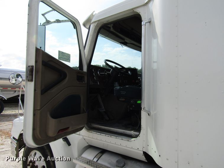 image for item DG1368 2007 International 9400i semi truck