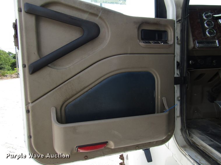 image for item DG1368 2007 International 9400i semi truck