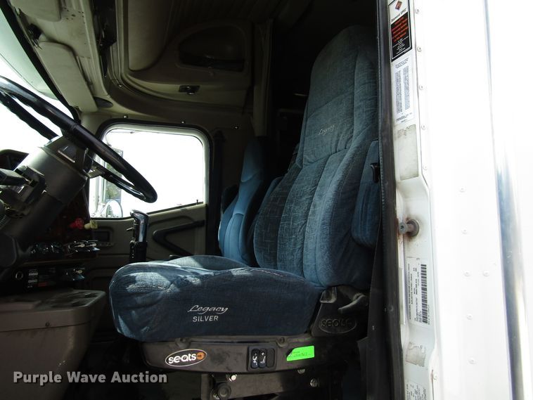 image for item DG1368 2007 International 9400i semi truck