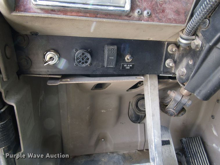 image for item DG1368 2007 International 9400i semi truck