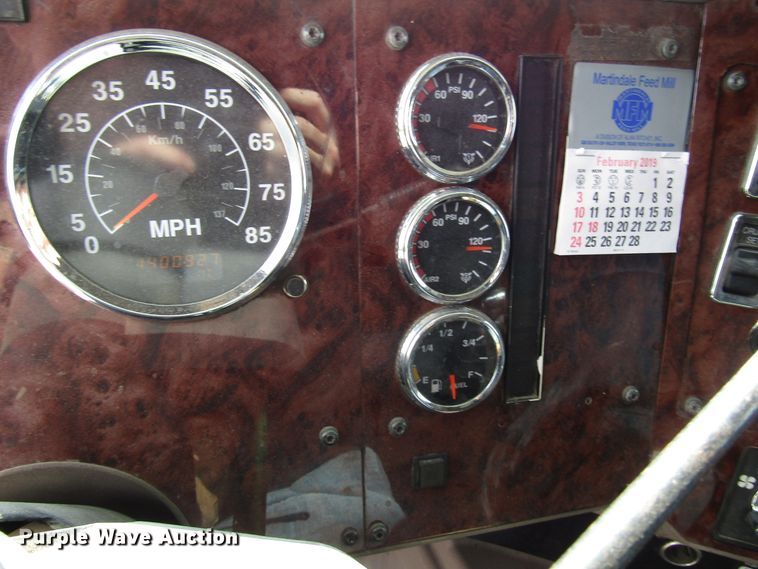 image for item DG1368 2007 International 9400i semi truck