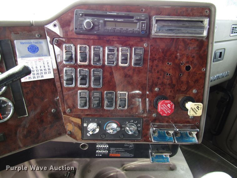 image for item DG1368 2007 International 9400i semi truck