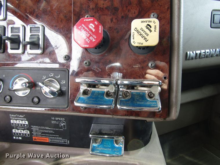 image for item DG1368 2007 International 9400i semi truck