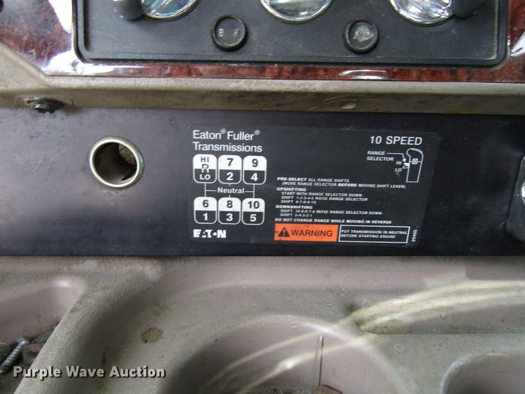 image for item DG1368 2007 International 9400i semi truck